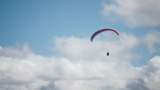 Parachutist in de lucht — Stockvideo