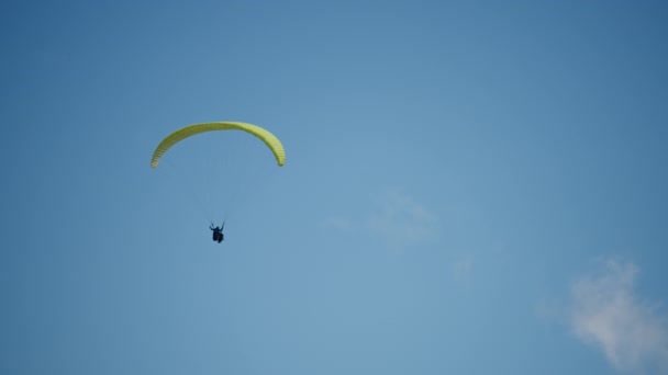 Parapente no céu azul — Vídeo de Stock