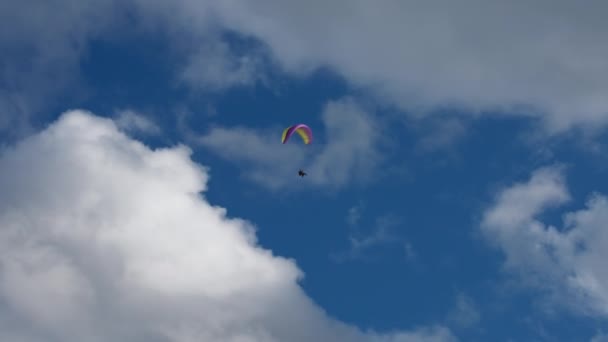 Paracaídas deslizándose contra el cielo azul — Vídeos de Stock