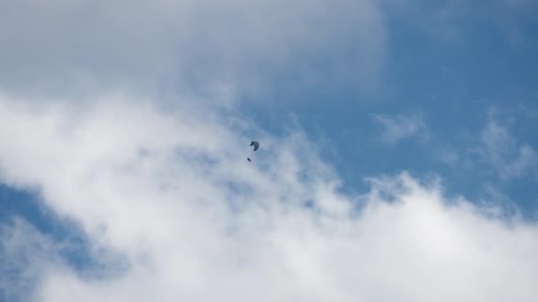 Paraquedistas deslizando pelas nuvens — Vídeo de Stock