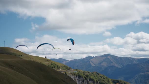 Parapentes volant au-dessus du sommet de la montagne — Video