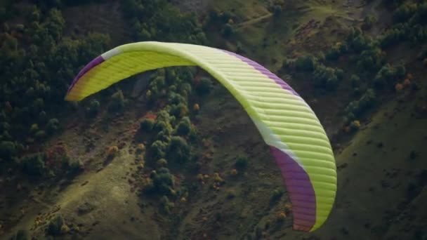 Aile de parachutiste entre les montagnes — Video