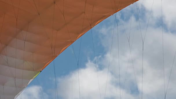 Paraglider vinge mot molnlandskap — Stockvideo