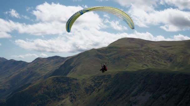 Parachute luchtduiker in de bergen — Stockvideo