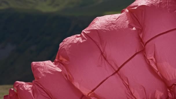Ala de paracaídas balanceándose en el viento — Vídeo de stock