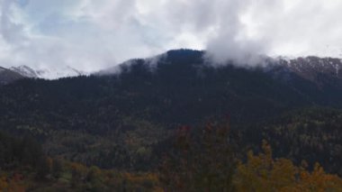 Dağların arasındaki renkli vadi