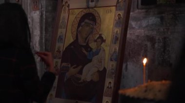 Kilisede dua eden bir kadın.