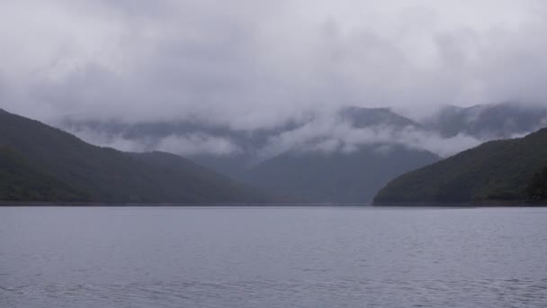 Bulutlar, dağ tepeleri ve göl — Stok video