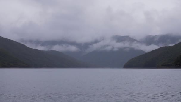 Bewolkt weer, meer en bergen — Stockvideo