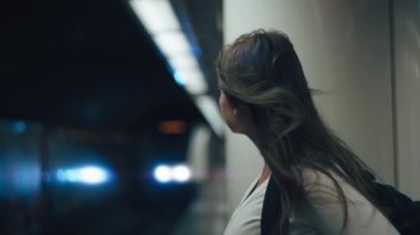 Gelen treni bekleyen kadın.