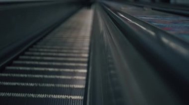 Yürüyen merdiven geceleri hareket ediyor.