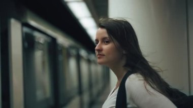 Metroda duran bir kadın.