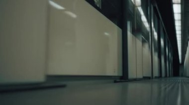 Tren metro istasyonuna varıyor.