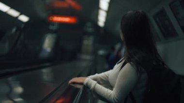 Kadın merdivenlerden aşağı iniyor.