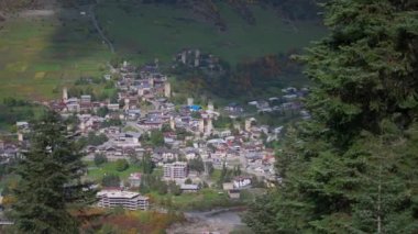 Çam ağaçları arasında küçük eski bir dağ köyü manzarası. Ağır çekim, ağır çekim.. 