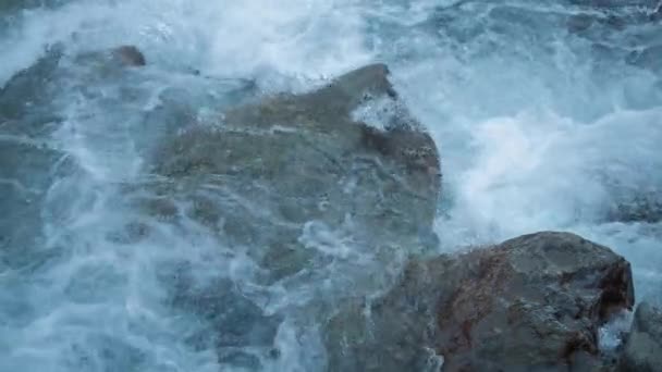 Ρεύμα Του Νερού Πέφτει Από Ογκόλιθους Στο Ποτάμι Του Βουνού — Αρχείο Βίντεο