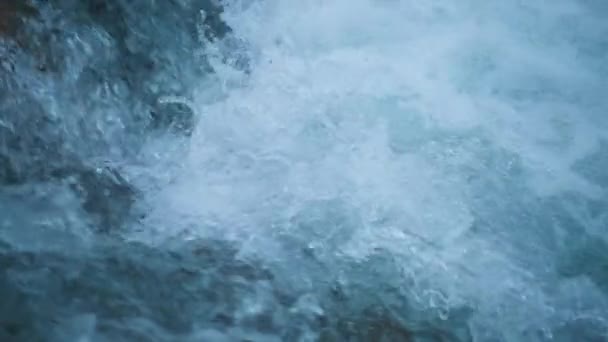 山の川から水が噴き出すのを閉じます スローモーション — ストック動画