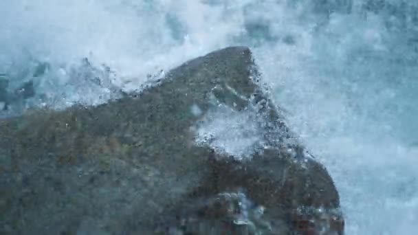 Wasserströme Die Von Einem Felsbrocken Den Gebirgsfluss Fallen Zeitlupe — Stockvideo