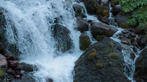 Fuerte Chorro Agua Cayendo Sobre Las Rocas Grandes Movimiento Lento — Vídeo de stock
