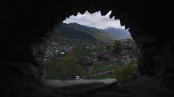 Вид Кавказскую Горную Деревню Через Отверстие Сванской Башне Грузия Медленное — стоковое видео