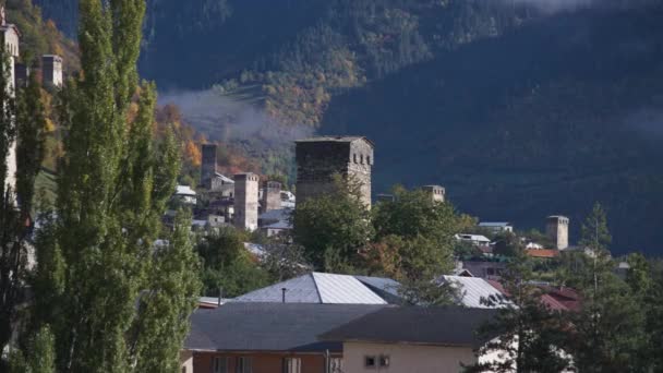 Сванская Башня Возвышается Над Деревней Сванетинском Районе Грузии Медленное Движение — стоковое видео