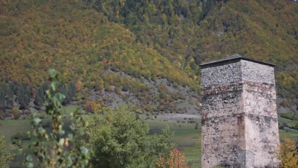 Starověká Věž Svan Gruzii Proti Horskému Svahu Pokrytému Barevnými Podzimními — Stock video