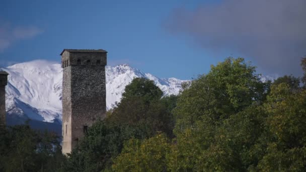 Georgia Svan Tower Junto Los Árboles Contra Los Picos Nevados — Vídeos de Stock