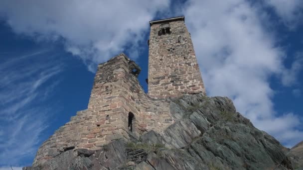 Antigua Fortaleza Piedra Con Torre Svan Sobre Ella Sobre Fondo — Vídeos de Stock