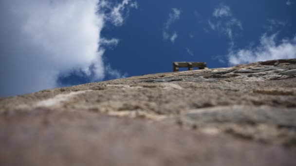 Gros Plan Ancien Mur Pierre Avec Des Nuages Déplaçant Rapidement — Video