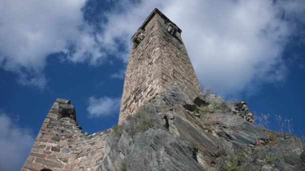 Средневековая Грузинская Башня Фоне Голубого Неба Медленное Движение Низкий Угол — стоковое видео
