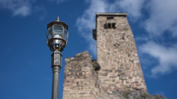Primer Plano Luz Linterna Calle Con Antigua Torre Svan Georgia — Vídeos de Stock