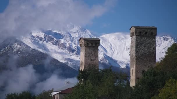 Dos Antiguas Torres Svan Georgia Contra Los Picos Nevados Montaña — Vídeos de Stock