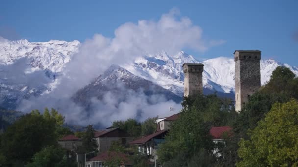 Pueblo Rural Georgiano Con Dos Antiguas Torres Svan Montañas Nevadas — Vídeos de Stock