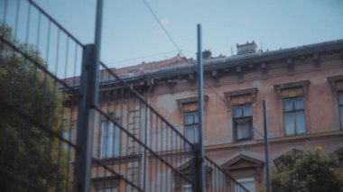 Macaristan, Budapeşte 'nin eski bölgesinde bir konut binası. Yavaş çekim. 