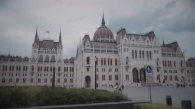 Budapeşte 'de, Tuna nehrinin yanındaki Macar Parlamento Binası' nın hiperlapesi.