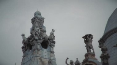 Budapeşte, Macaristan 'daki eski taş heykel. Yavaş çekim. 