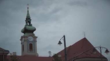 Macaristan, Budapeşte 'deki Saint Anne Kilisesi' nin kalesi. Yavaş çekim. 
