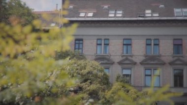 Macaristan, Budapeşte 'nin eski bölgesinde bir konut binası. Yavaş çekim. 