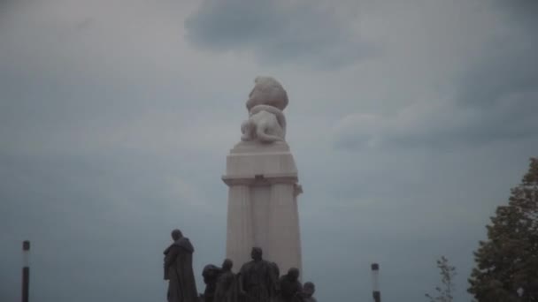 Voorbij Het Historisch Beeld Van Istvan Tisza Boedapest Met Tram — Stockvideo