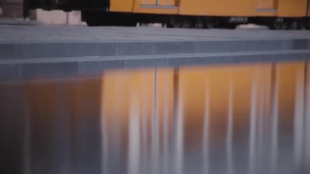 Tranvía Movimiento Que Refleja Superficie Del Agua Fuente Ciudad Movimiento — Vídeo de stock