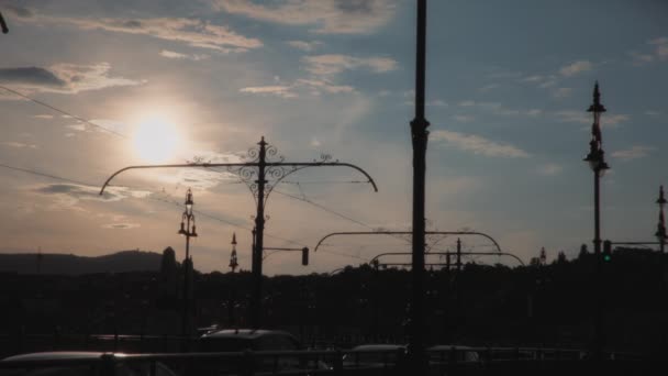 Auta Jedoucí Margaret Bridge Budapešti Při Západu Slunce Zpomalený Pohyb — Stock video