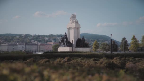 ドナウ川沿いのブダペストにあるイシュトヴァーン ティッサの歴史的彫像 スローモーション — ストック動画