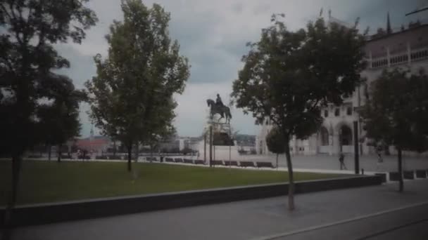 Voorbij Hongaars Parlementsgebouw Met Stadstram — Stockvideo
