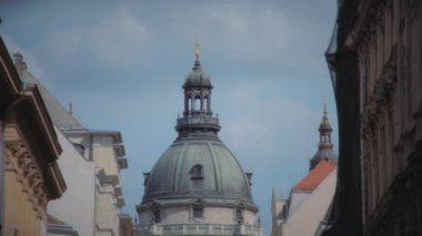 Macaristan, Budapeşte 'deki St. Stephens Bazilikası' nın yakınında. Yavaş çekim. 