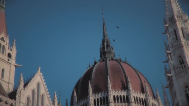 Kuppel Und Dach Des Ungarischen Parlaments Vor Blauem Himmel Zeitlupe — Stockvideo