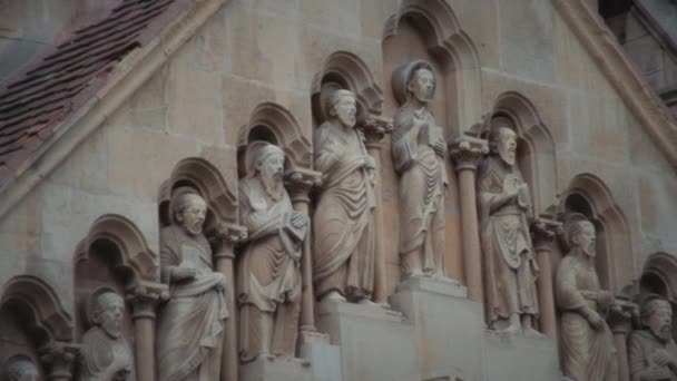 Estátuas Pedra Fachada Uma Das Antigas Igrejas Budapeste Hungria Movimento — Vídeo de Stock