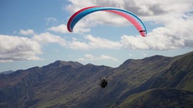 Gudauri, Gürcistan - 27 Eylül 2021: Dağlarda yamaç paraşütü