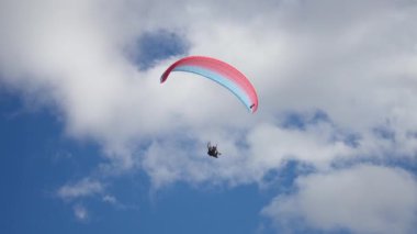 Gudauri, Gürcistan - 27 Eylül 2021: Bulutlar arasında bir çift paraşüt.