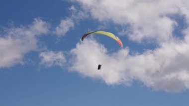 Gudauri, Gürcistan - 27 Eylül 2021: Bulutlar arasında yamaç paraşütü.