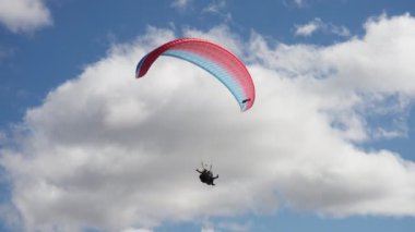 Gudauri, Gürcistan - 27 Eylül 2021: Bulutlar arasında gezinen turist ve eğitmen.